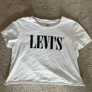 White cropped levi’s shirt